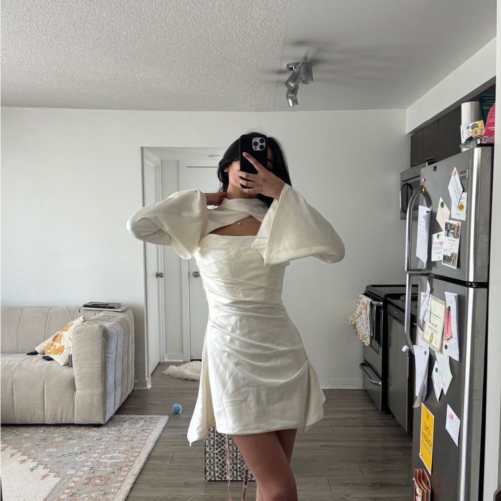 House of CB Toira Dress with Flared Sleeves - Picture 2 of 2